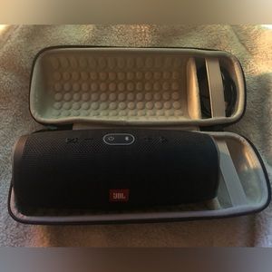 Brand new JBL Charge 4 Bluetooth waterproof speaker w/ case and charger